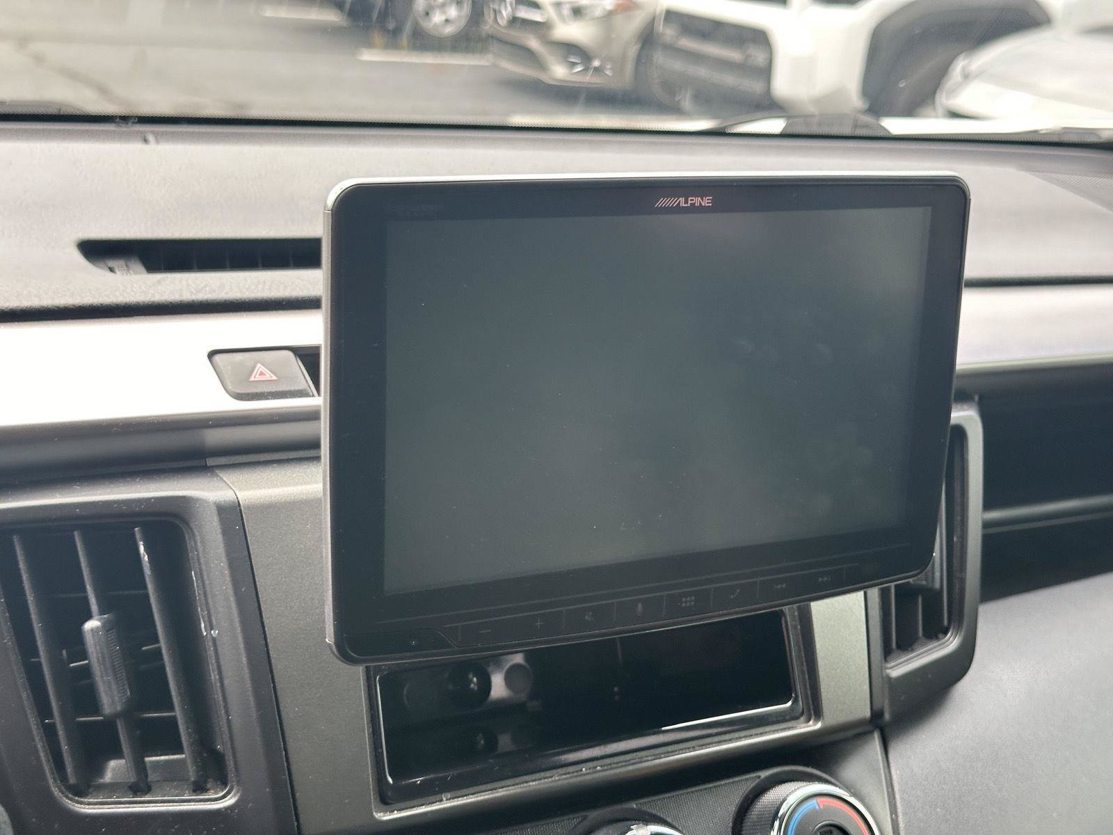 Used 2018 Toyota RAV4 LE FWD image 10