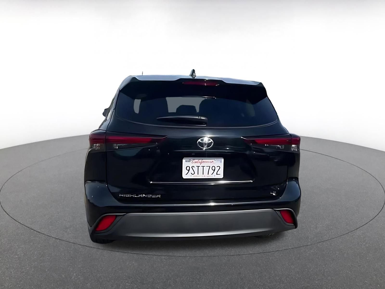 Used 2025 Toyota Highlander LE image 12