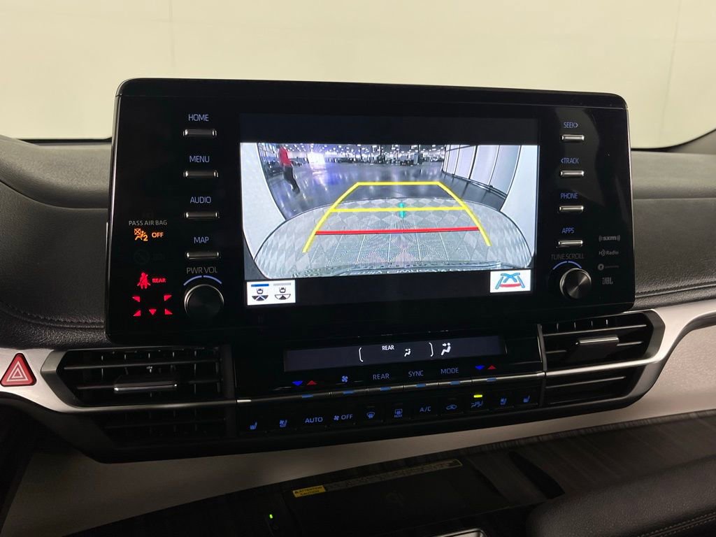 Used 2024 Toyota Sienna Limited image 15