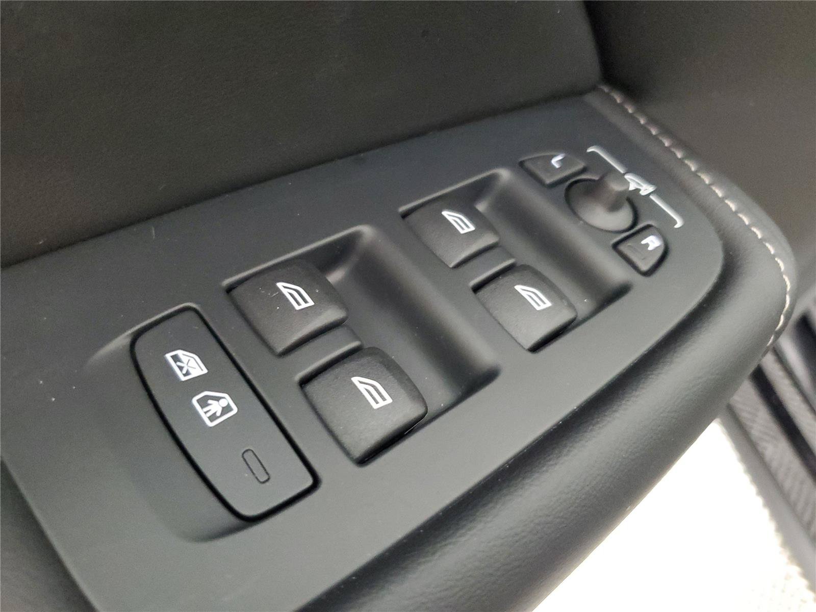 Certified 2025 Volvo XC60 B5 Ultra AWD/4WD image 20