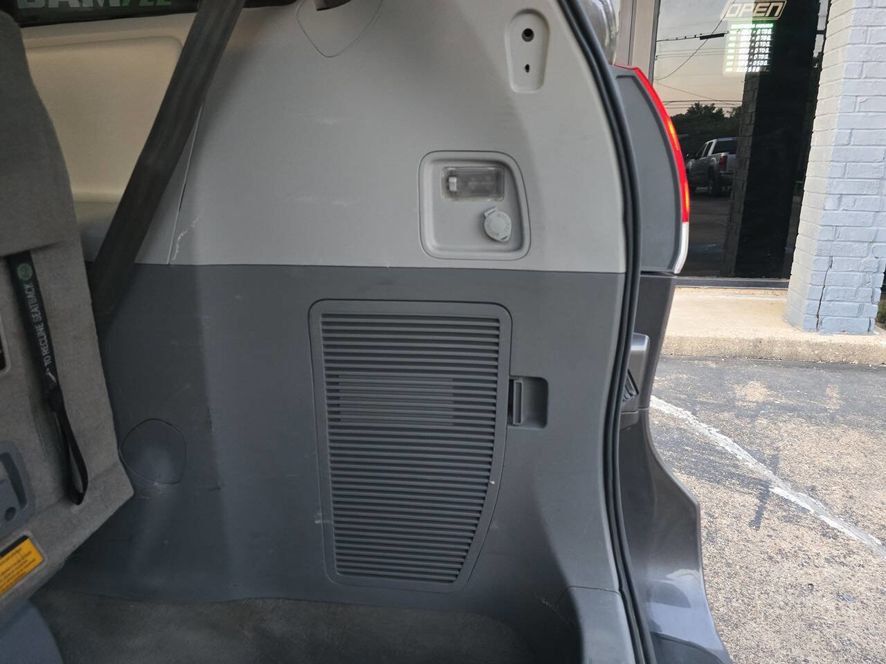 Used 2012 Toyota Sienna LE FWD image 48