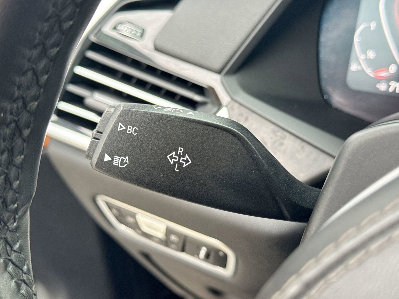 Used 2019 BMW X5 xDrive50i w/ M Sport Package image 32