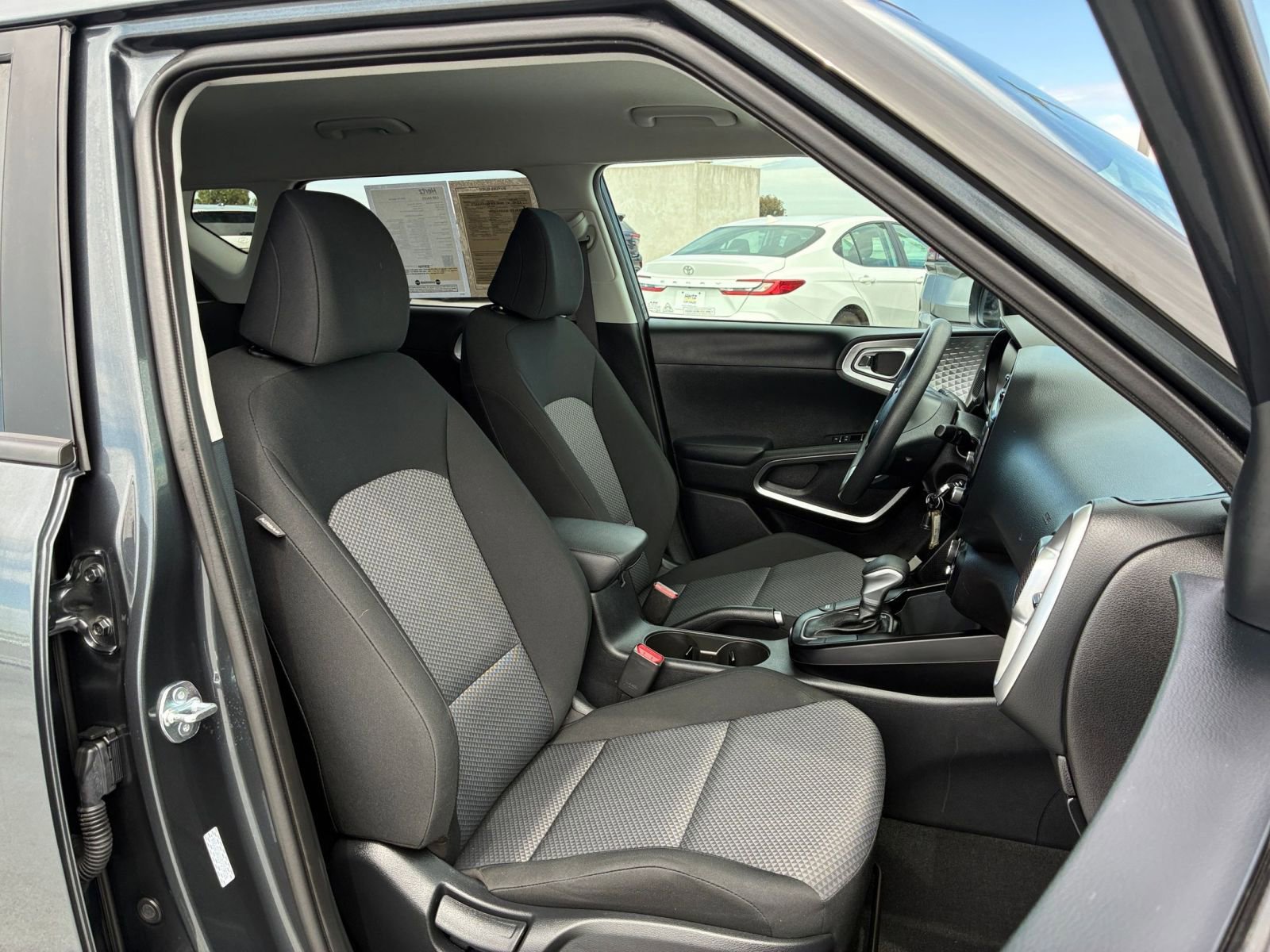 Used 2025 Kia Soul LX w/ LX Technology Package FWD image 32