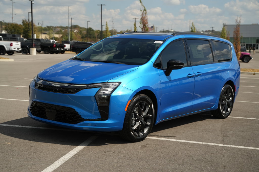 New 2027 Chrysler Pacifica Limited FWD image 3