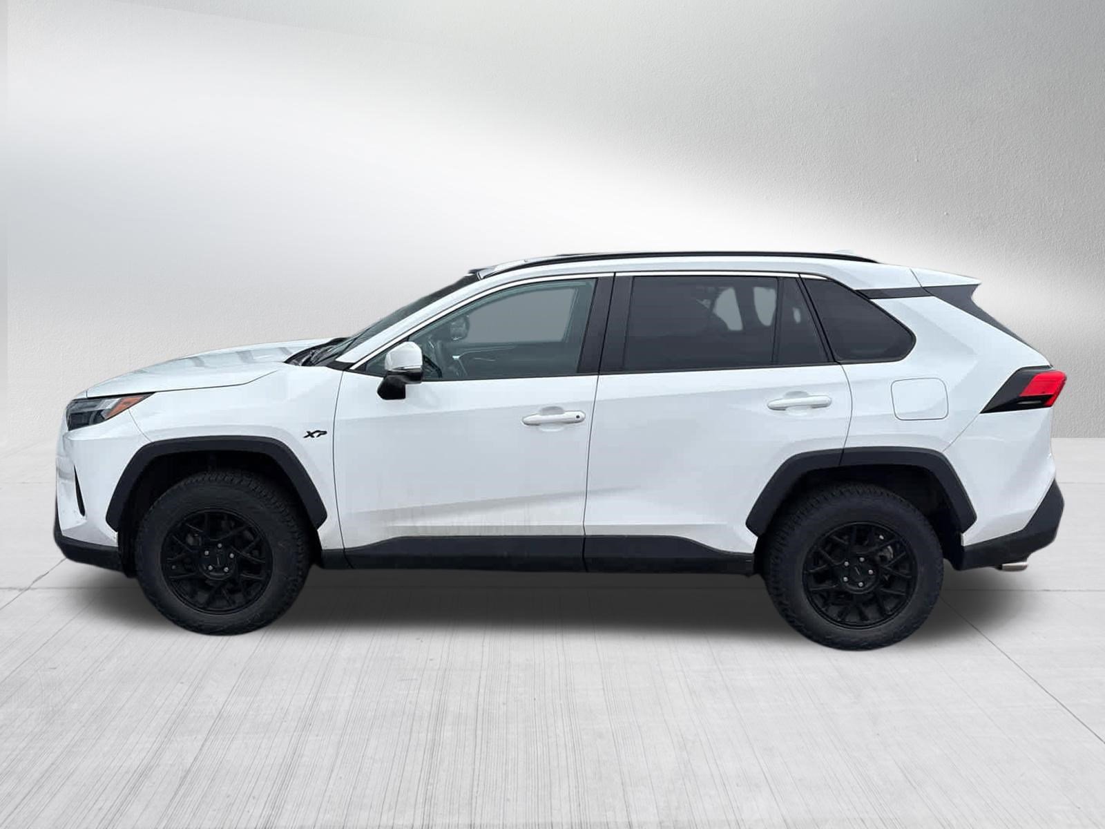 Used 2022 Toyota RAV4 XLE w/ Convenience Package FWD image 3