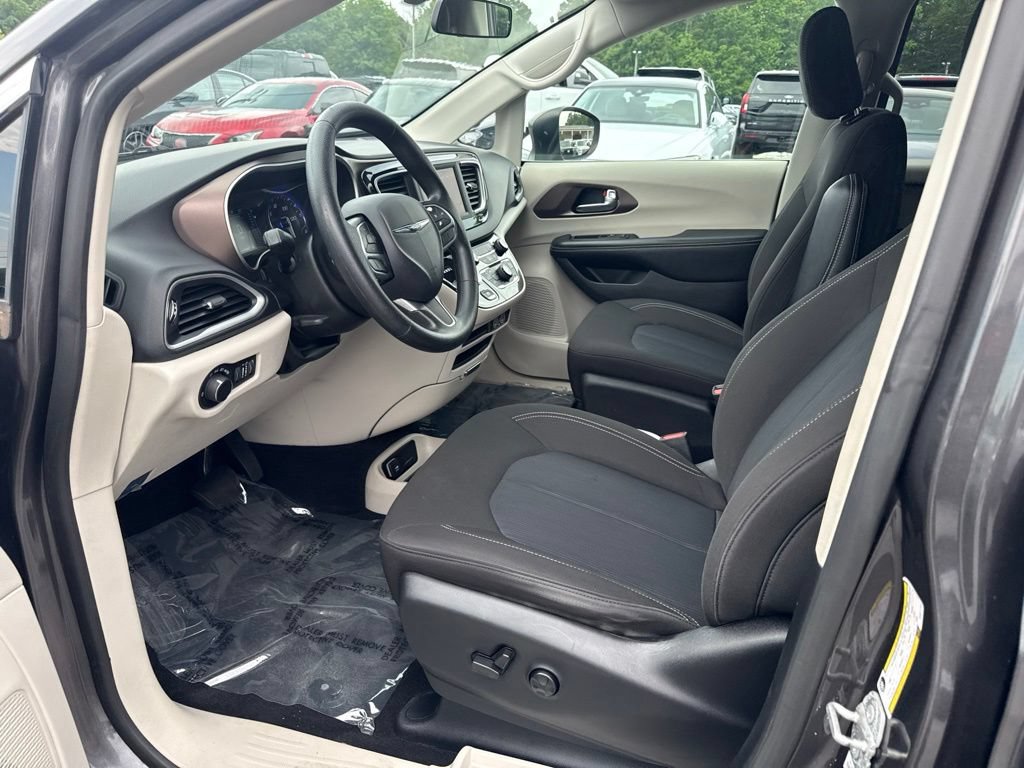 Used 2021 Chrysler Voyager LX FWD image 3