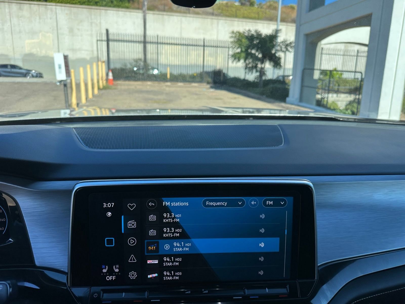 Used 2025 Volkswagen Atlas Cross Sport SE image 18