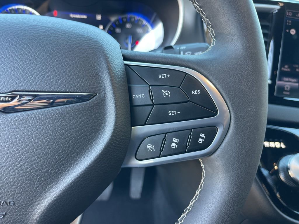 Used 2025 Chrysler Pacifica Select FWD image 17