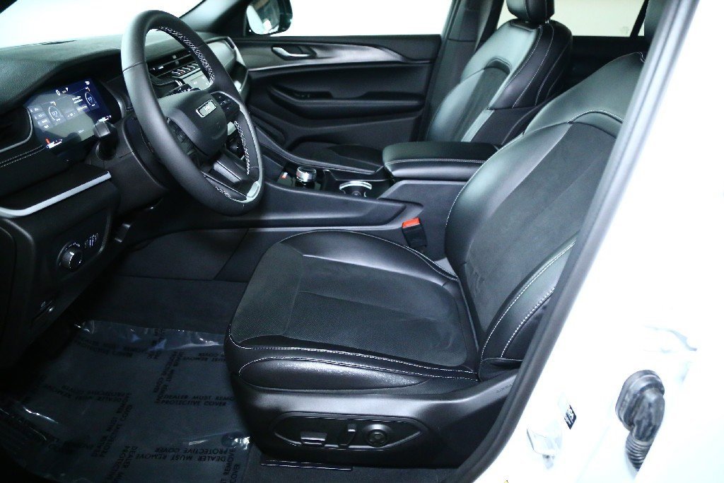 Used 2025 Jeep Grand Cherokee Altitude image 18