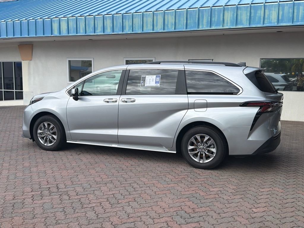 Used 2025 Toyota Sienna XLE image 3