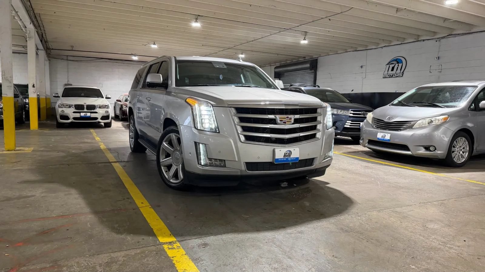 Used 2017 Cadillac Escalade ESV Luxury AWD/4WD image 6