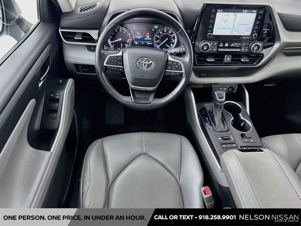 Used 2022 Toyota Highlander XLE AWD/4WD image 22