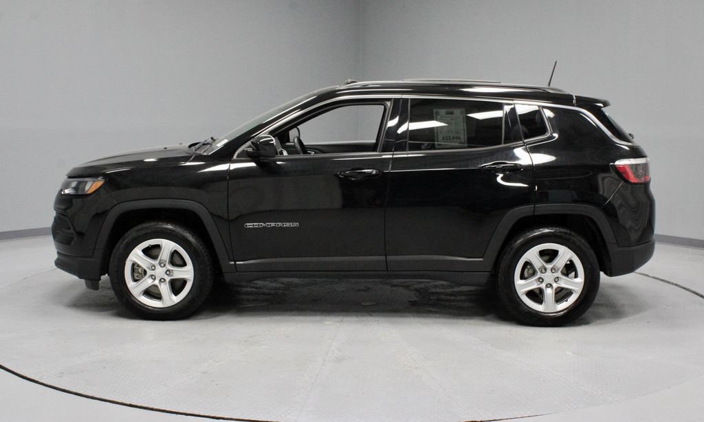 Used 2023 Jeep Compass Latitude w/ Sun and Sound Group AWD/4WD image 9