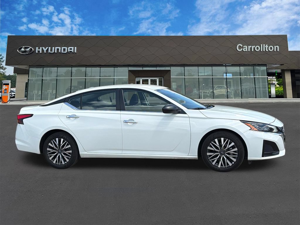 Used 2025 Nissan Altima 2.5 SV FWD image 4