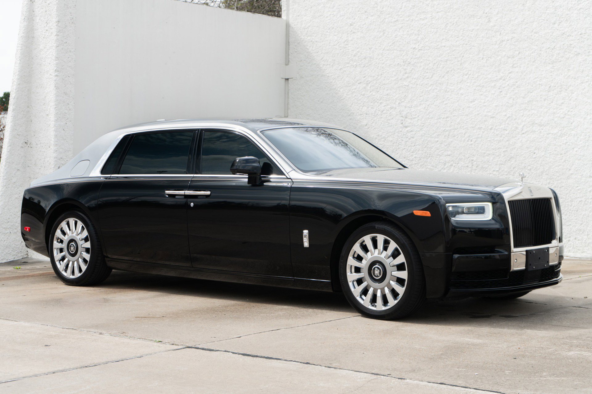 Used 2022 Rolls-Royce Phantom Extended Wheelbase image 2