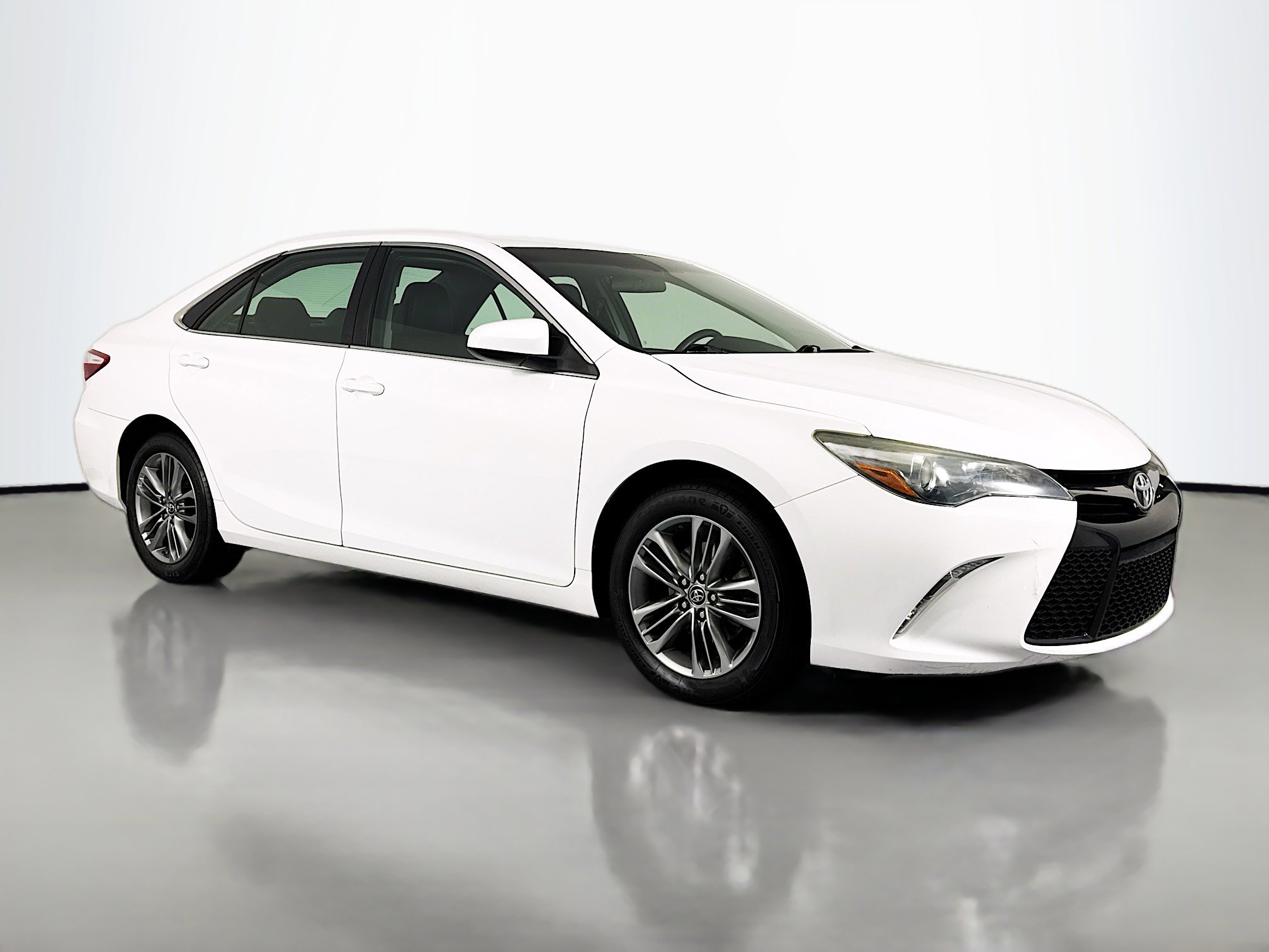 Used 2015 Toyota Camry SE FWD image 3