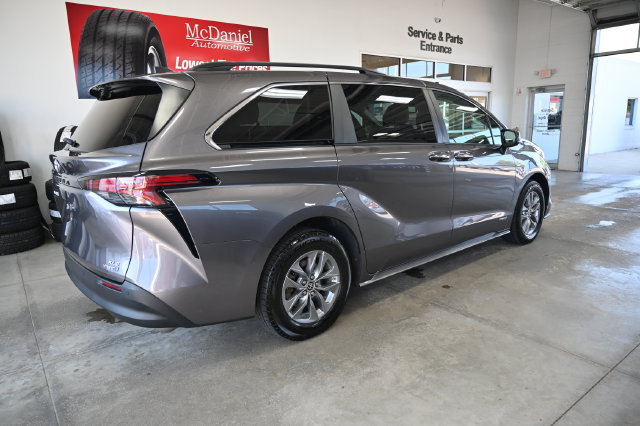 Used 2021 Toyota Sienna XLE w/ XLE Plus Package FWD image 5