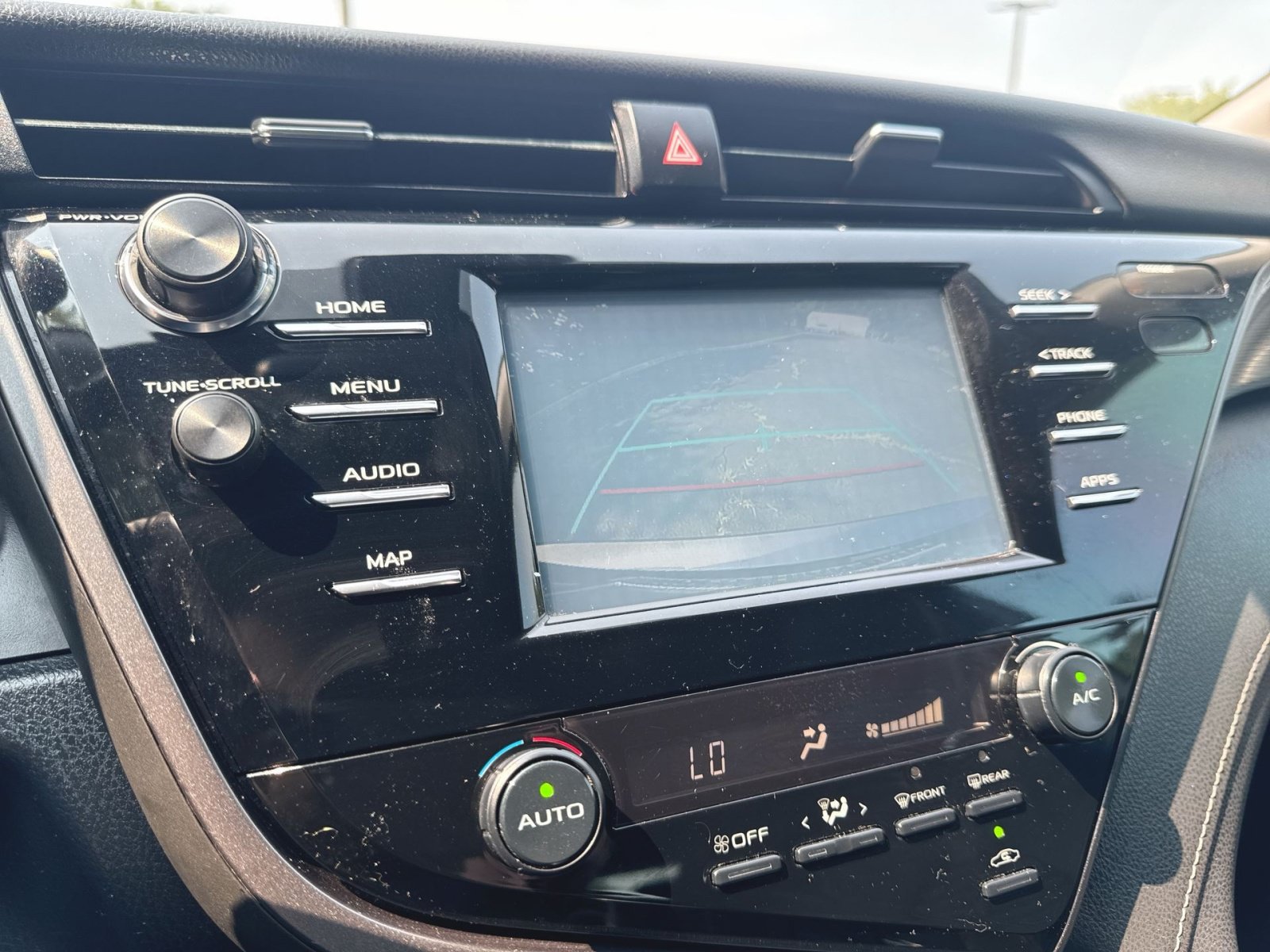 Used 2019 Toyota Camry SE FWD image 14