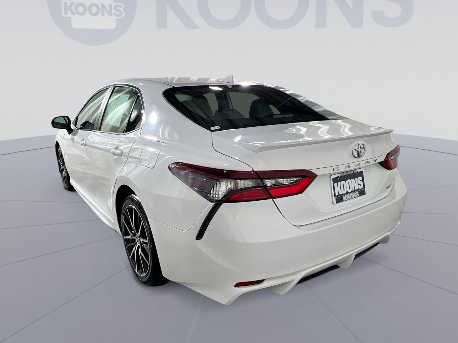 Used 2023 Toyota Camry SE image 4