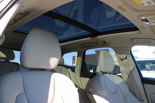 Used 2018 Volvo XC60 T6 Momentum w/ Advanced Package image 33