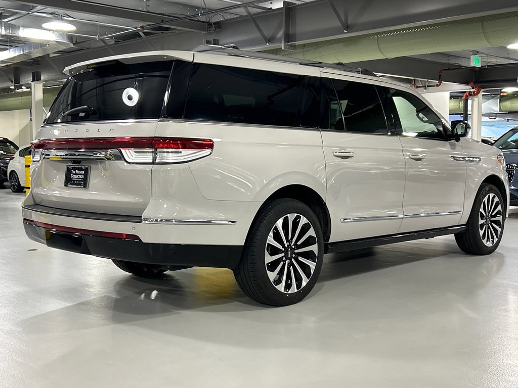 Used 2022 Lincoln Navigator L Reserve AWD/4WD image 2