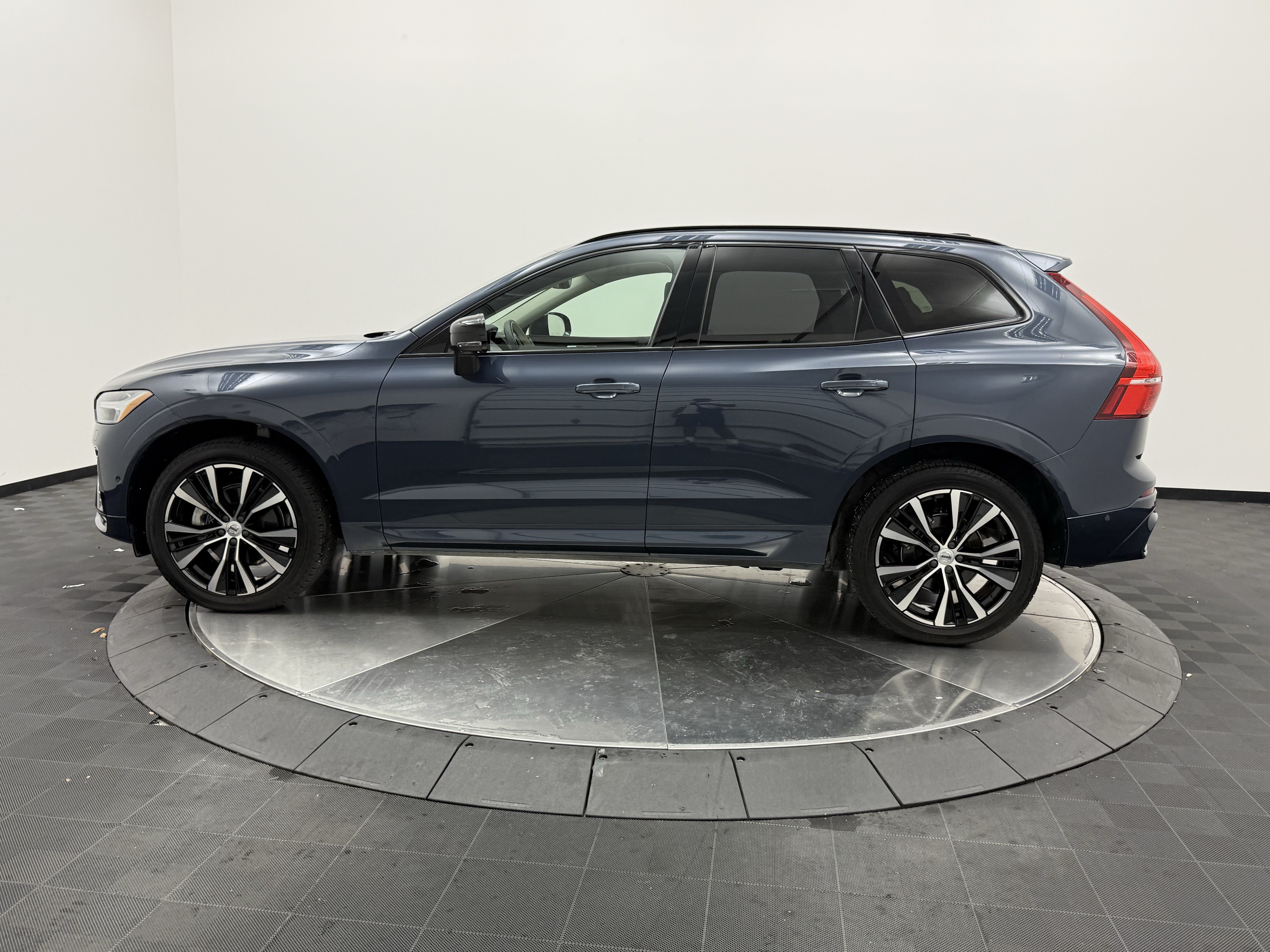 Certified 2025 Volvo XC60 B5 Plus w/ Protection Package Premier AWD/4WD image 4