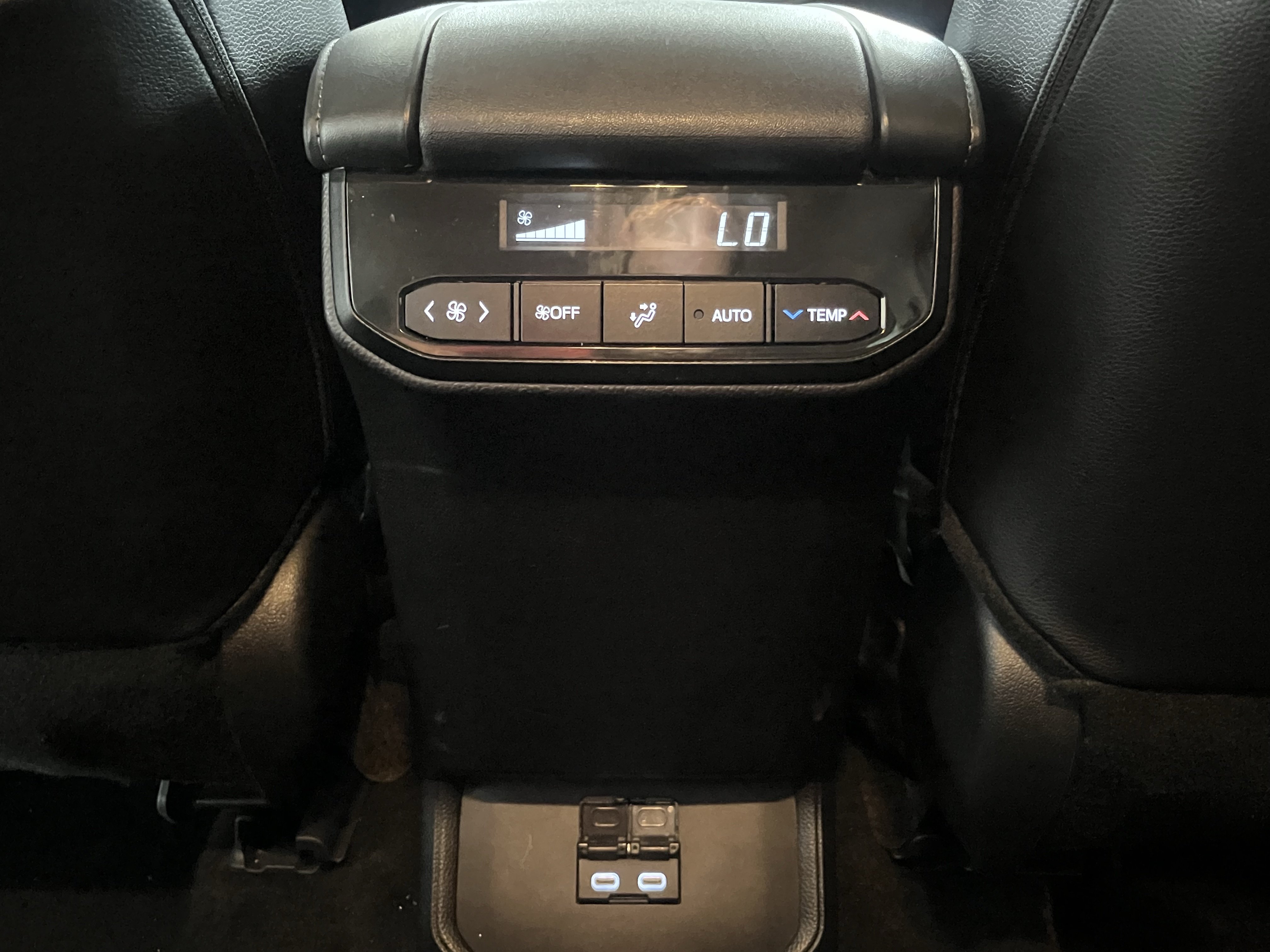 Used 2024 Toyota Highlander XLE FWD image 29