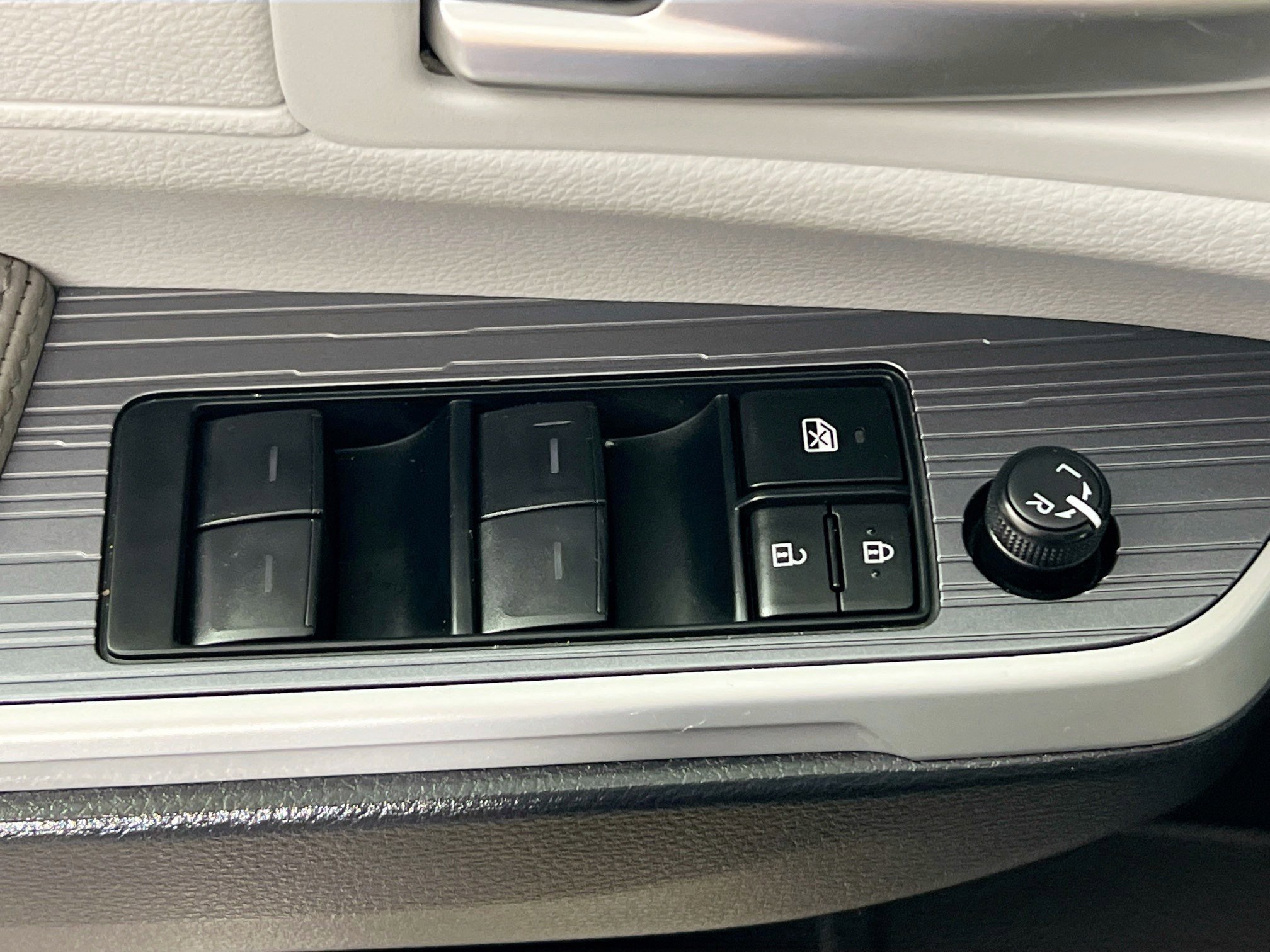 Used 2026 Toyota Sienna XLE FWD image 16
