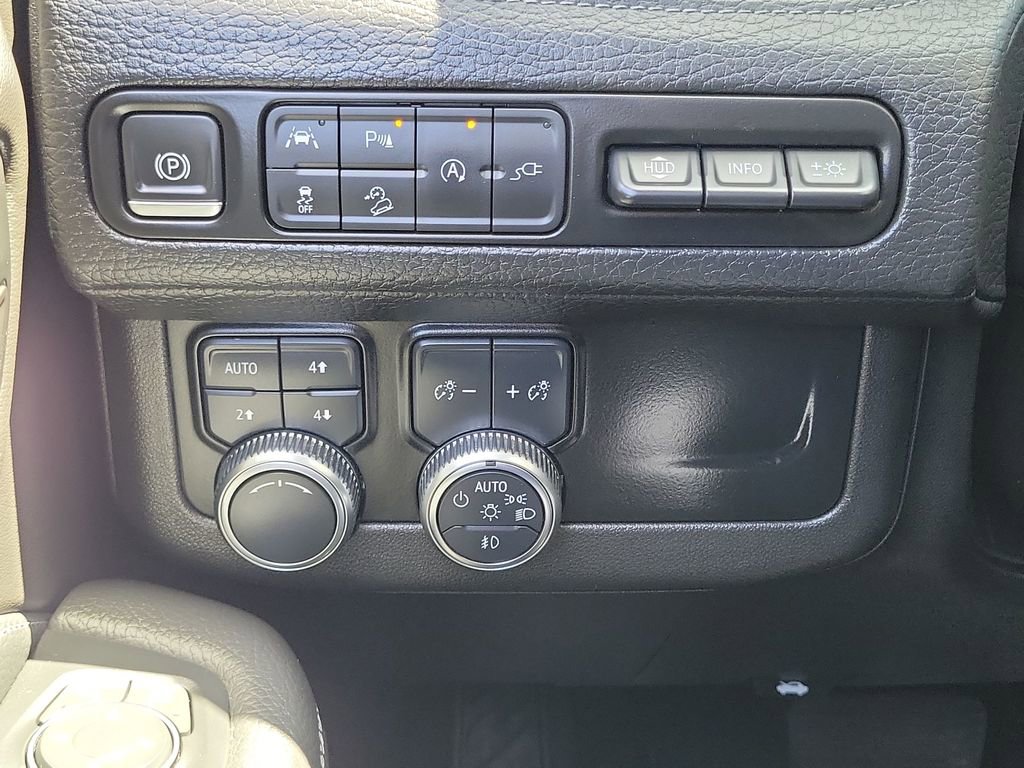 Used 2021 GMC Yukon XL Denali w/ Denali Premium Package image 18