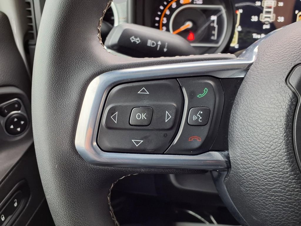 Used 2025 Jeep Wrangler Sahara image 12