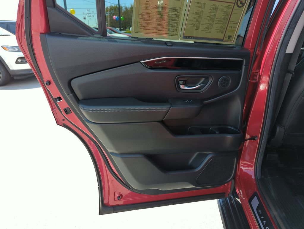 Used 2025 Honda Pilot Touring image 29