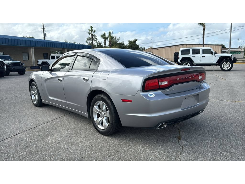 Used 2013 Dodge Charger SE RWD image 3