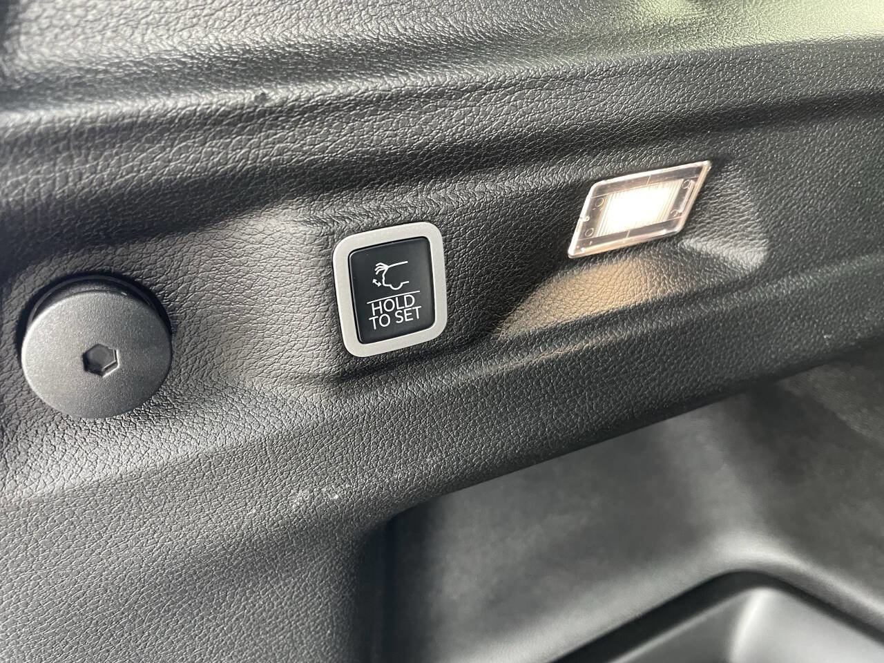 Used 2024 Jeep Grand Cherokee L Laredo w/ Luxury Tech Group I AWD/4WD image 8