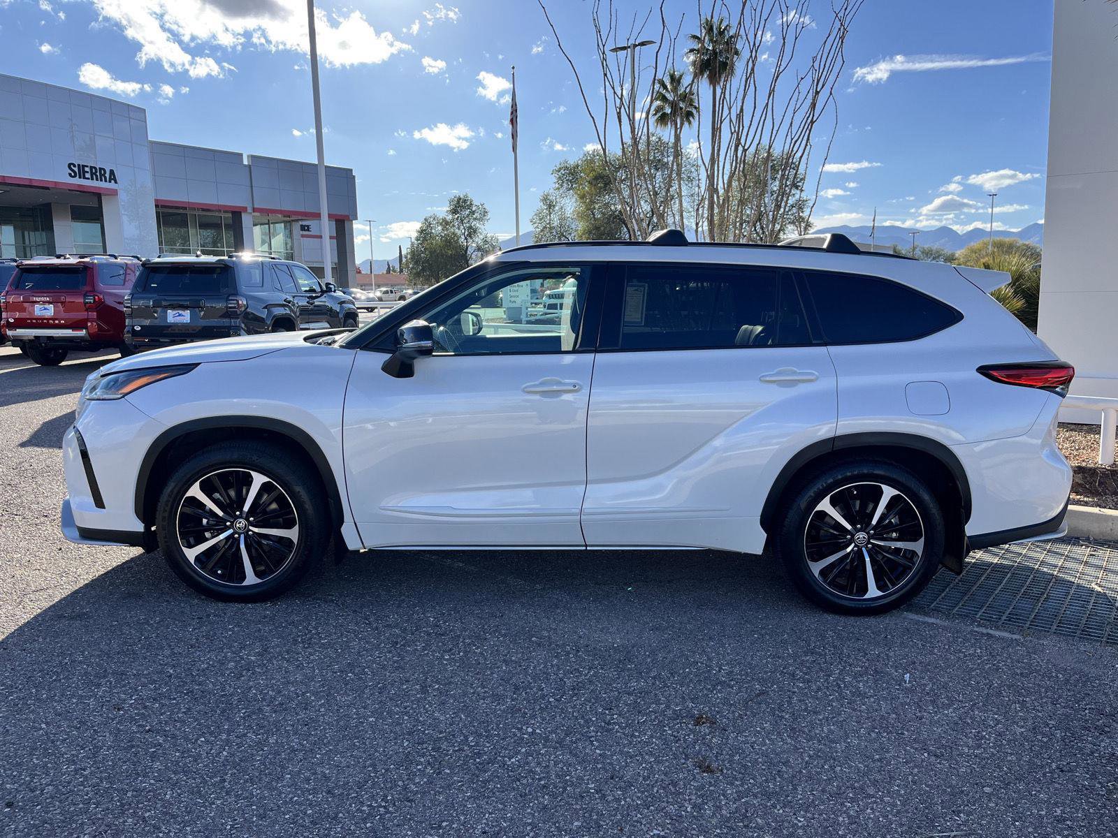 Used 2021 Toyota Highlander XSE image 2