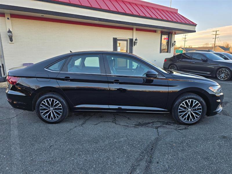 Used 2019 Volkswagen Jetta SE w/ Cold Weather Package FWD image 11