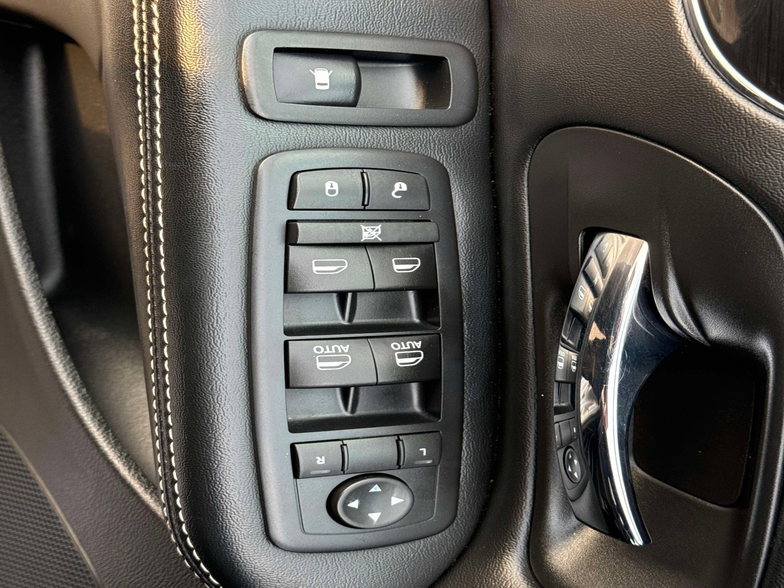 Used 2017 Dodge Grand Caravan SE image 18