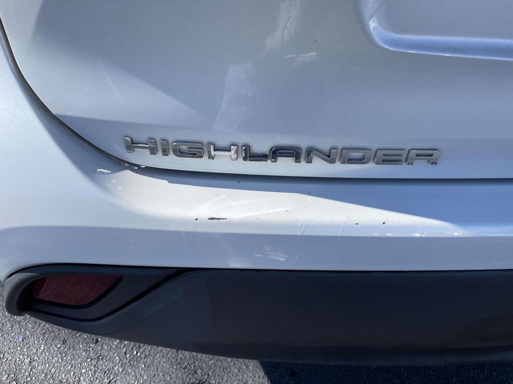 Used 2022 Toyota Highlander LE image 25