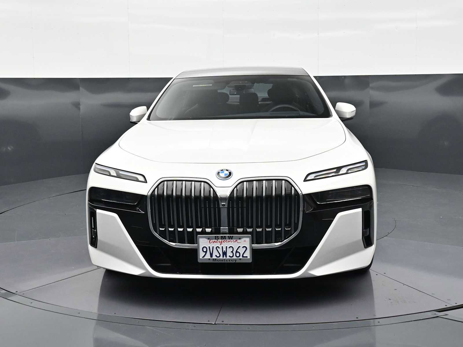 Used 2025 BMW 750e xDrive AWD/4WD image 2