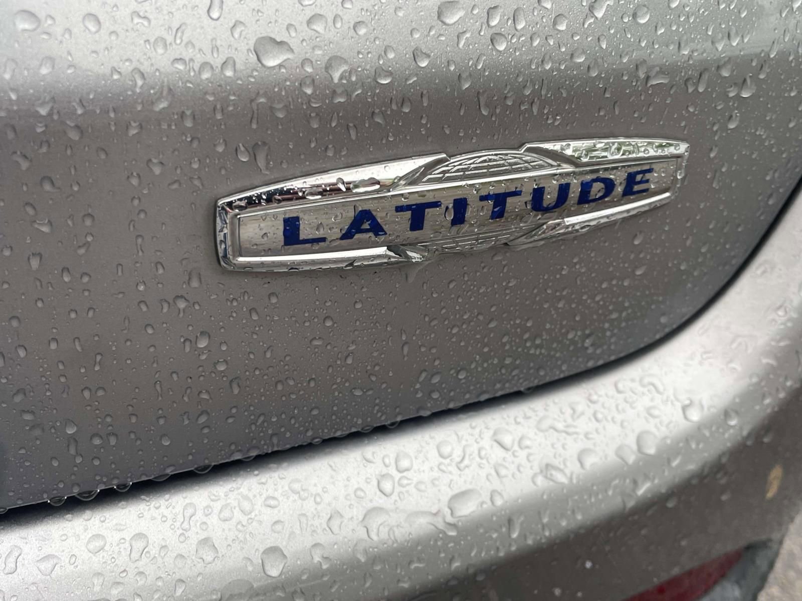 Used 2017 Jeep Compass Latitude w/ Popular Equipment Group AWD/4WD image 4