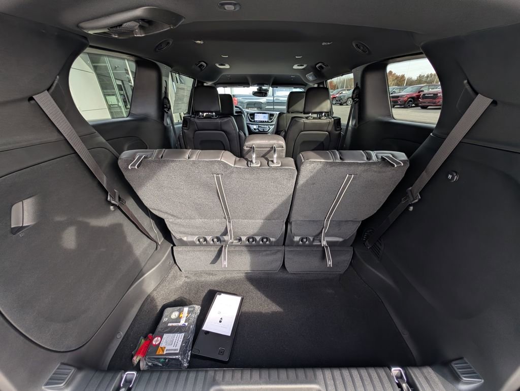 New 2026 Chrysler Pacifica Select image 12