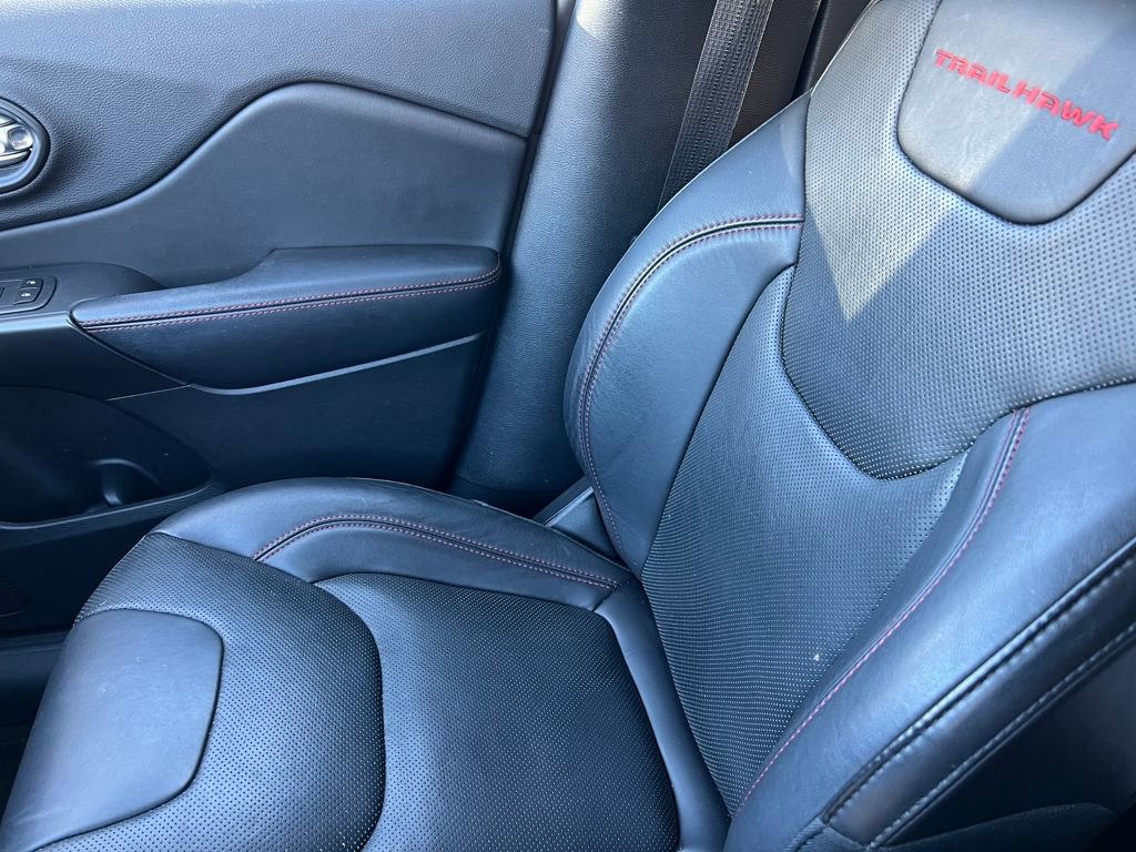 Used 2019 Jeep Cherokee Trailhawk image 32