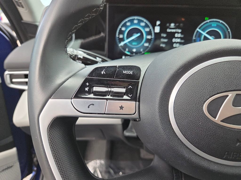 Used 2025 Hyundai Elantra Limited image 27