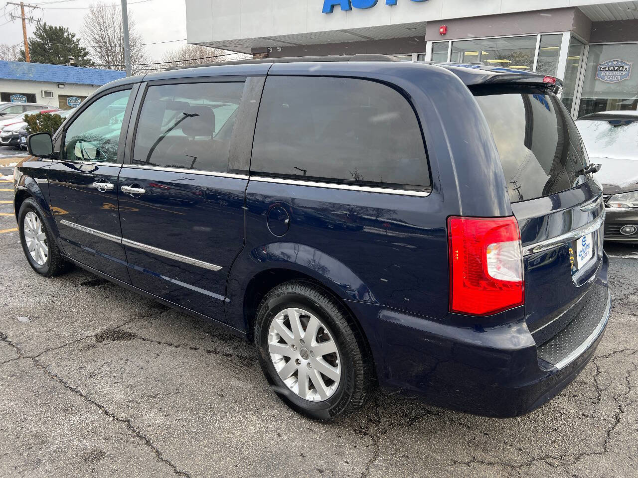 Used 2015 Chrysler Town & Country Touring w/ Driver Convenience Group image 12