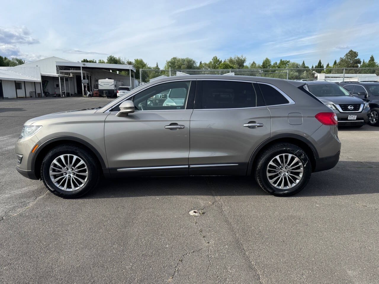 Used 2017 Lincoln MKX Select w/ Select Plus Package AWD/4WD image 2