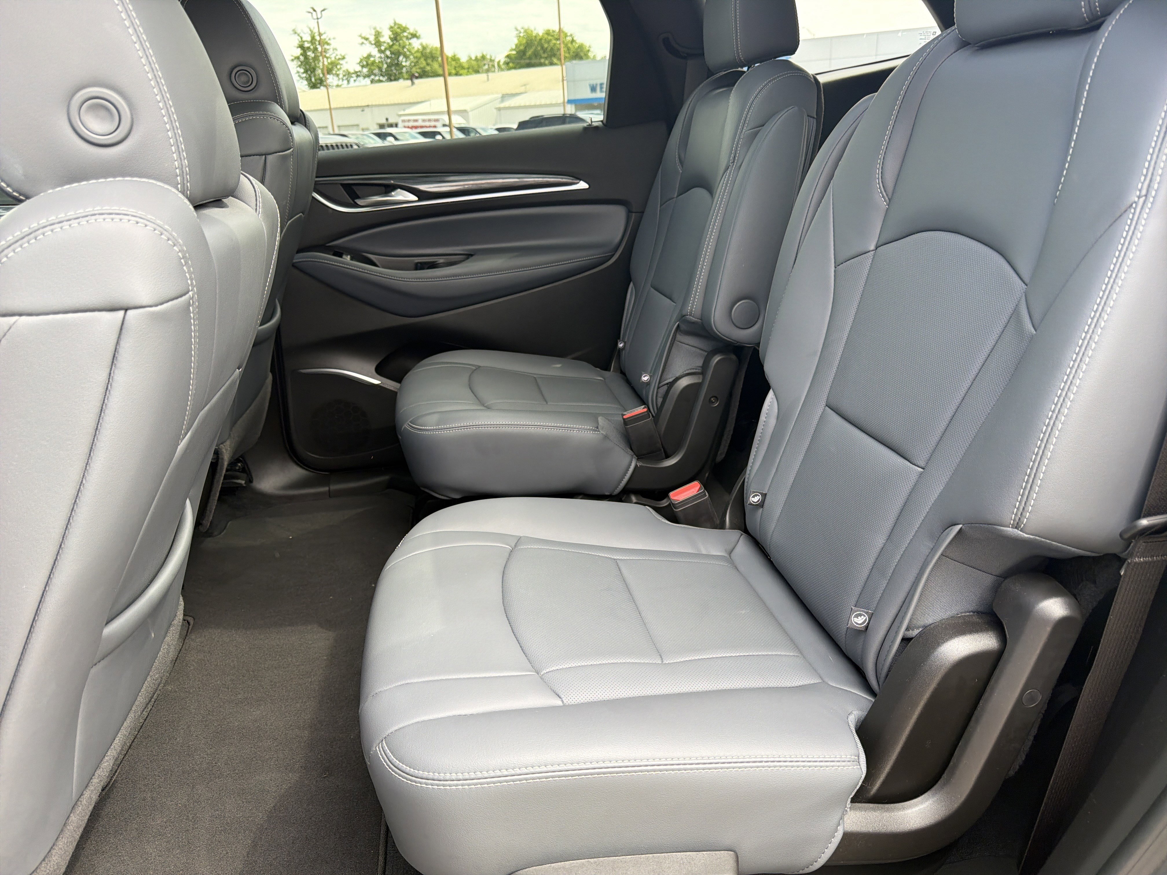 Used 2023 Buick Enclave Essence w/ Experience Buick Package FWD image 5