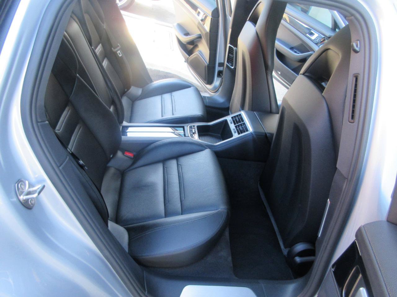 Used 2019 Porsche Panamera RWD image 34