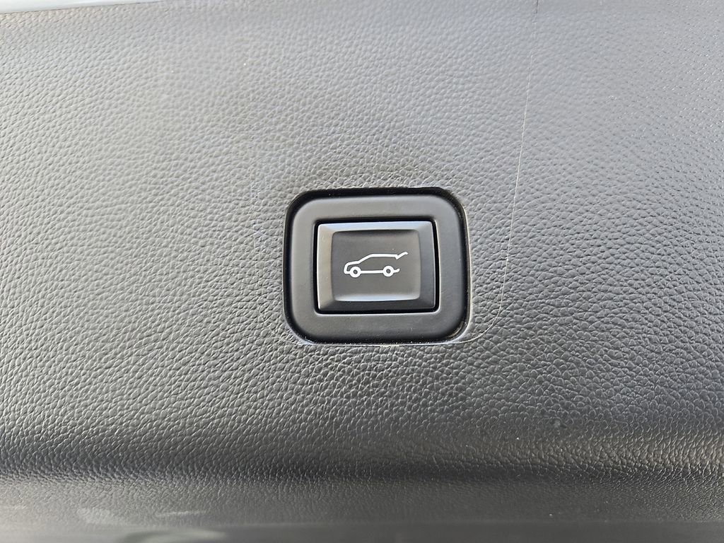 Used 2023 Chevrolet Traverse LT image 35