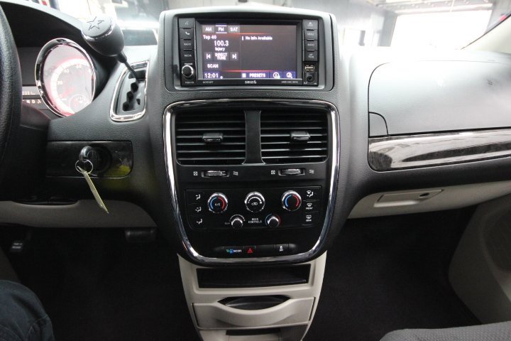 Used 2019 Dodge Grand Caravan SE w/ UConnect Hands-Free Group image 13