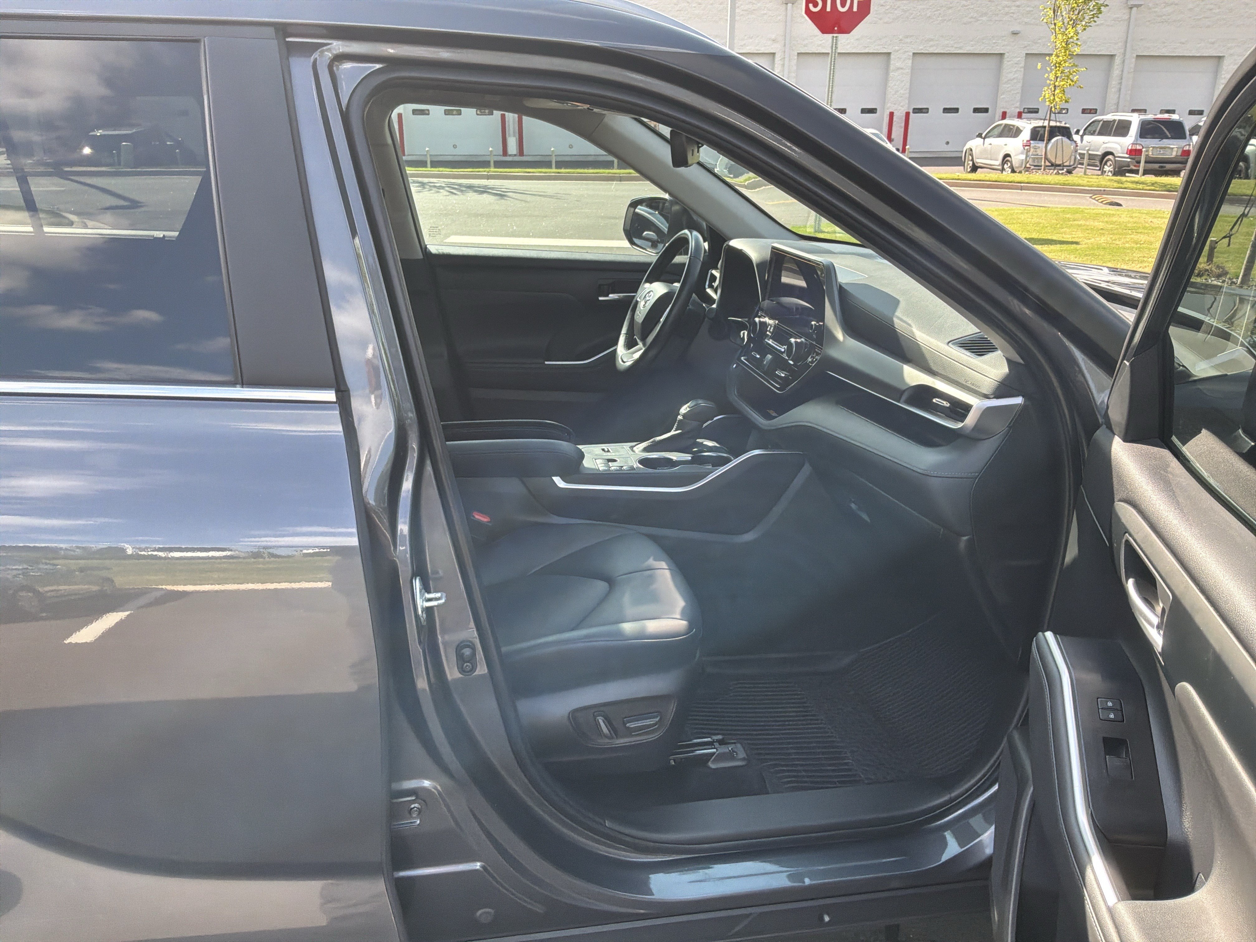 Used 2023 Toyota Highlander XLE FWD image 34