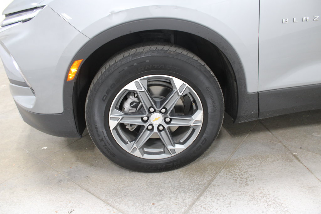 Used 2025 Chevrolet Blazer LT AWD/4WD image 14